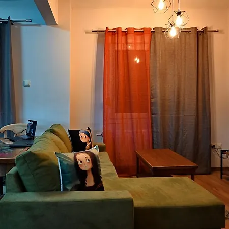 Kasoni , απόλυτα κεντρικό μπροστά στη λίμνη *