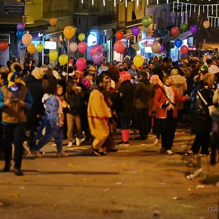 Kasoni , απόλυτα κεντρικό μπροστά στη λίμνη *