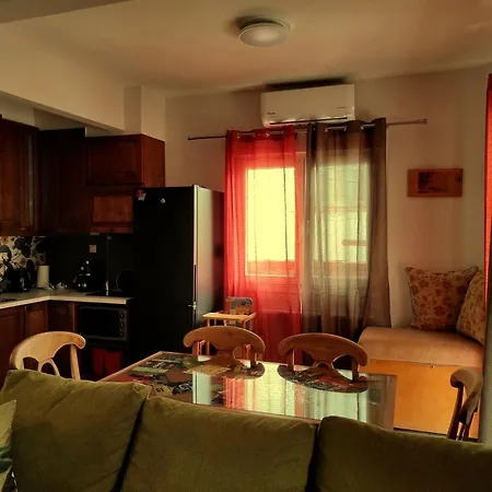 Kasoni , απόλυτα κεντρικό μπροστά στη λίμνη