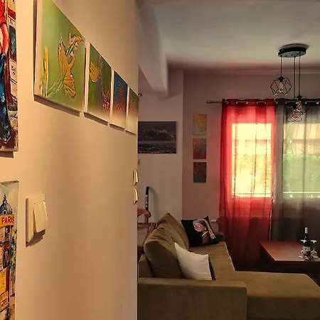 Kasoni , απόλυτα κεντρικό μπροστά στη λίμνη *