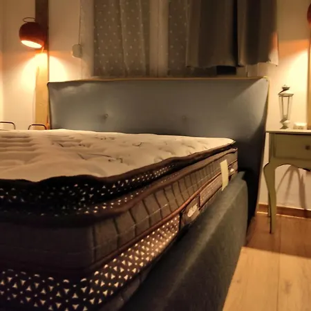 Kasoni , απόλυτα κεντρικό μπροστά στη λίμνη *