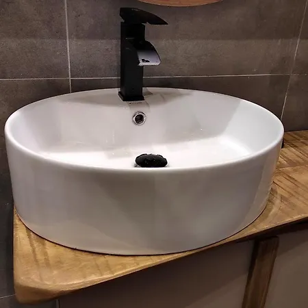 Kasoni , απόλυτα κεντρικό μπροστά στη λίμνη