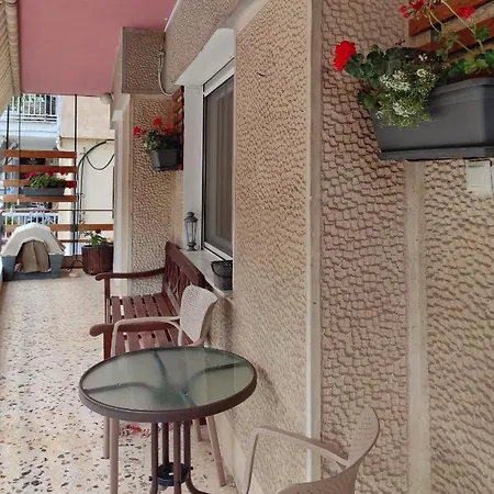 Kasoni , απόλυτα κεντρικό μπροστά στη λίμνη *