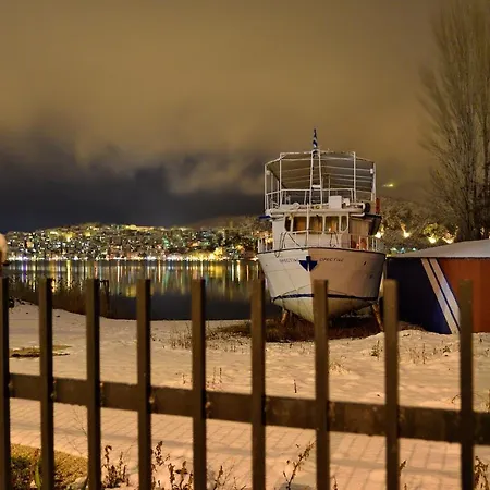 Kasoni , απόλυτα κεντρικό μπροστά στη λίμνη * Кастория