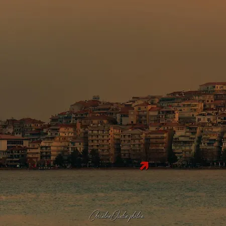 Kasoni , απόλυτα κεντρικό μπροστά στη λίμνη Кастория