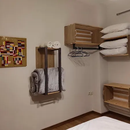 Kasoni , απόλυτα κεντρικό μπροστά στη λίμνη *