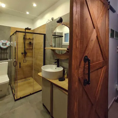 Kasoni , απόλυτα κεντρικό μπροστά στη λίμνη