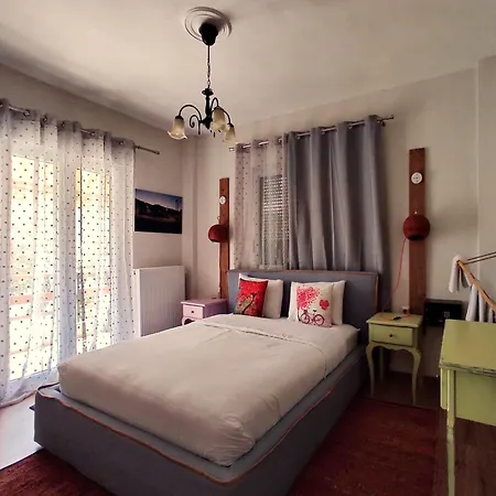 Kasoni , απόλυτα κεντρικό μπροστά στη λίμνη Кастория