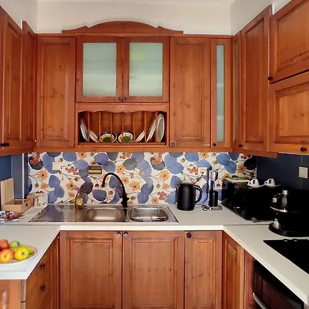 Kasoni , απόλυτα κεντρικό μπροστά στη λίμνη * Кастория