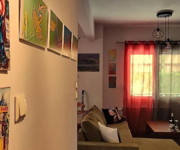 Kasoni , απόλυτα κεντρικό μπροστά στη λίμνη *