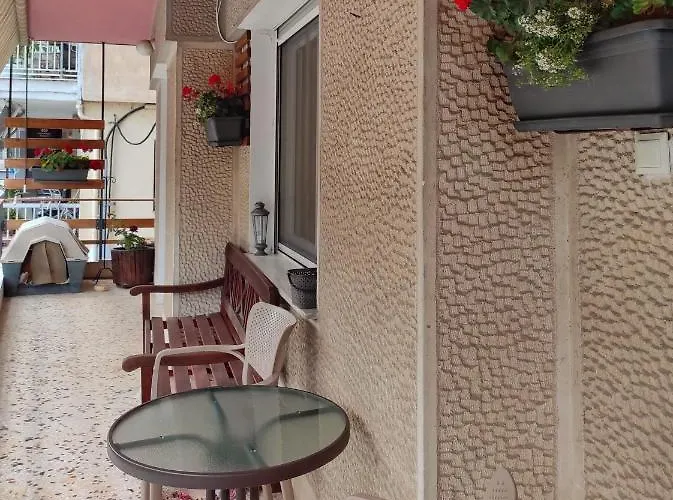 Kasoni , απόλυτα κεντρικό μπροστά στη λίμνη *