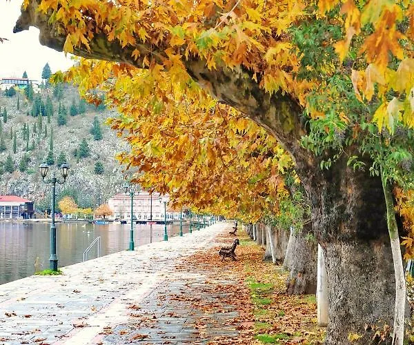 Kasoni , απόλυτα κεντρικό μπροστά στη λίμνη Kastoria